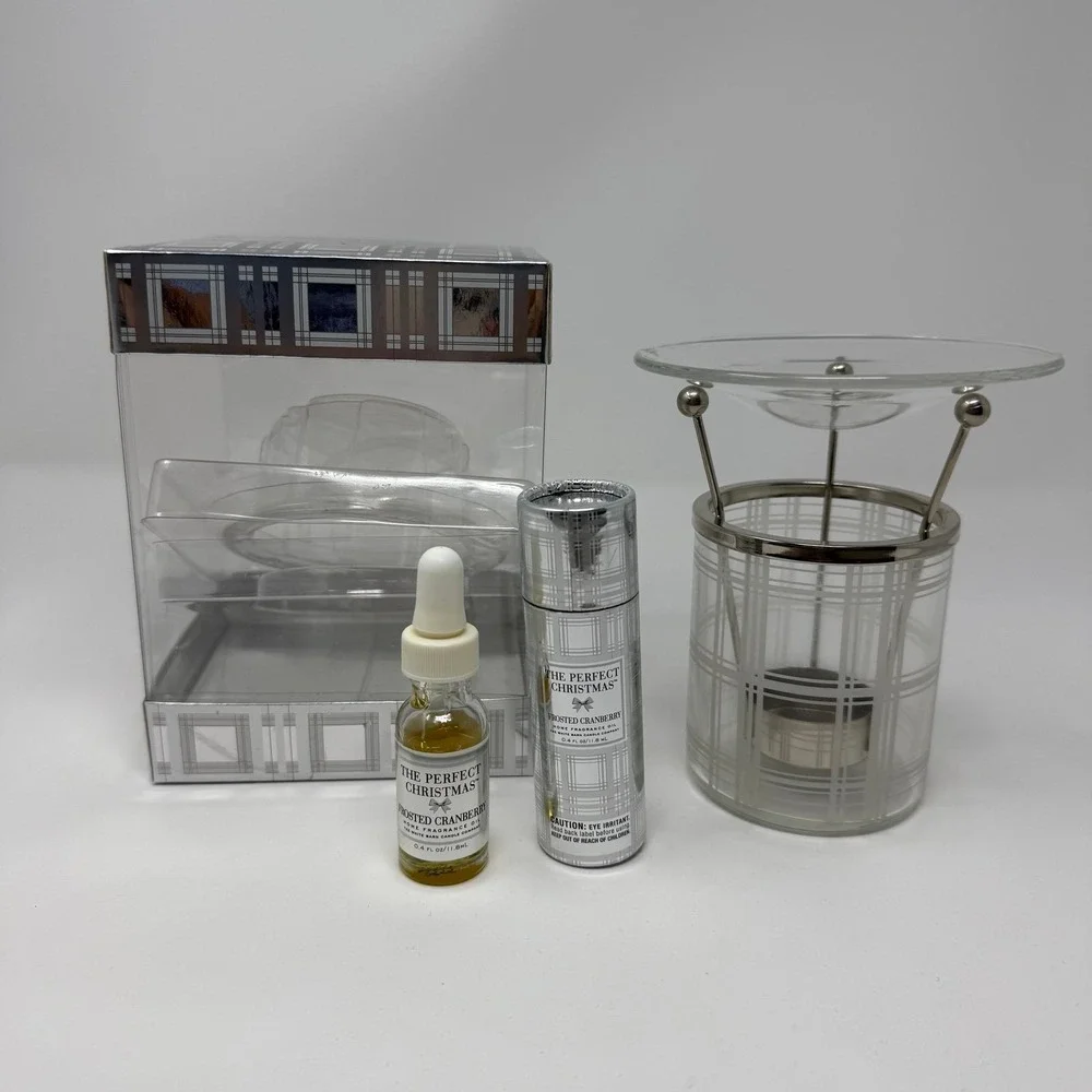 Bath & Body Works Candle Co. Perfect Christmas Fragrance Oil Warmer‎ and oil
